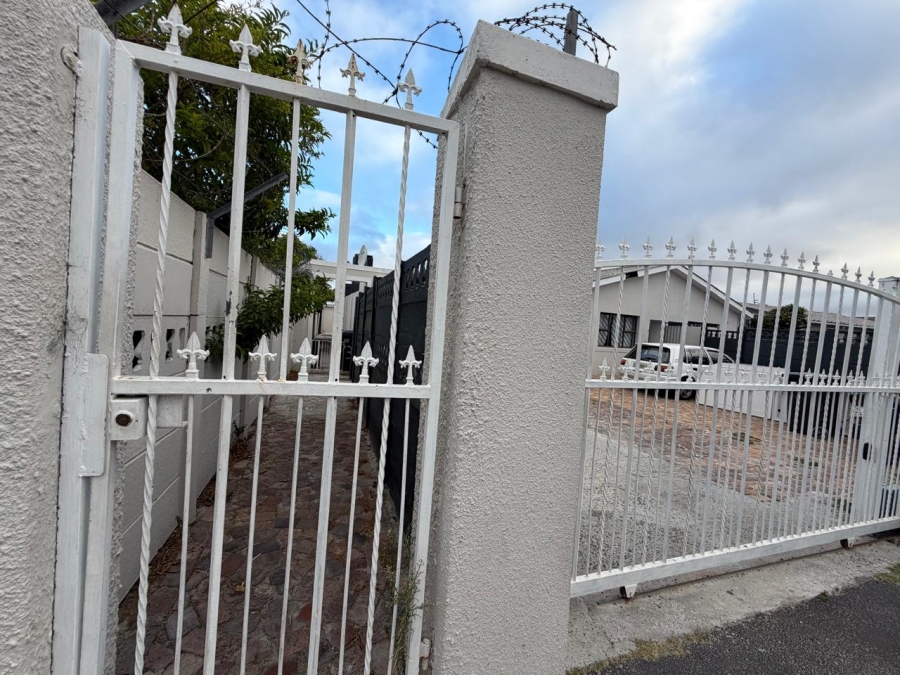 5 Bedroom Property for Sale in Lotus River Western Cape